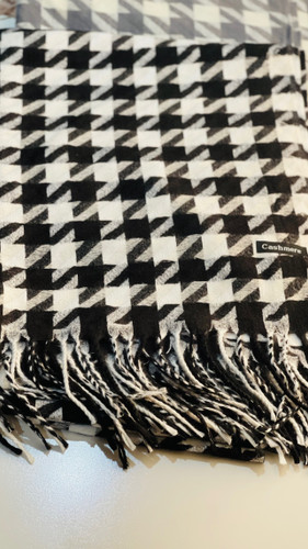 اسکارف کشمیر طرح پیردوپل رنگ مشکی با زمینه سفید